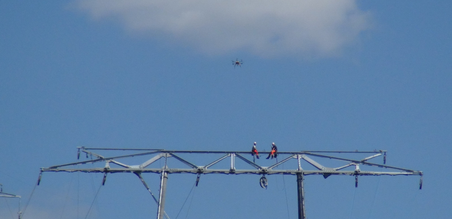 Drone for unrolling high-voltage cables - Chantier 2Loire Bouygues Construction #3