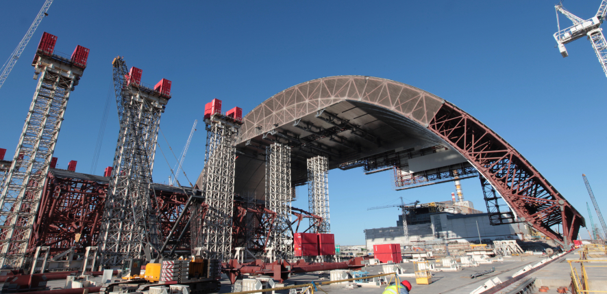April 2014: First half of the arch pushed to the waiting position (4) and first lifting operation for the second half.