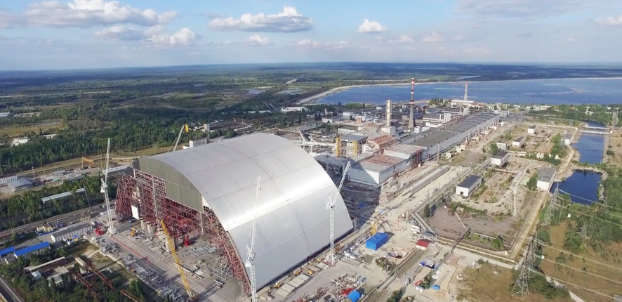 Poussage de l'arche de confinement de Tchernobyl