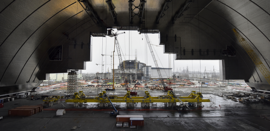 November 2015: Lifting the first overhead bridge cranes inside the arch.